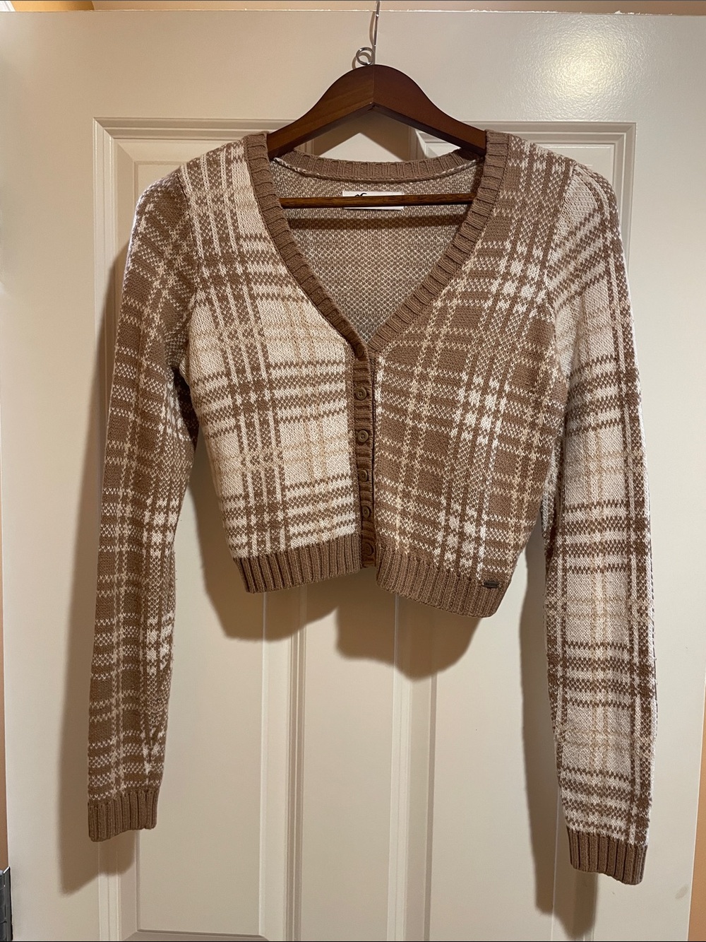 Hollister Cropped Plaid V-Neck Cardigan in Beige and Cream